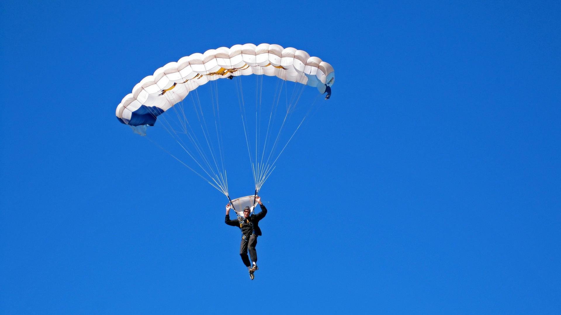 爱游戏体育官方入口-“高原冲刺:雪山顶上的极峰行动”,雪山顶端